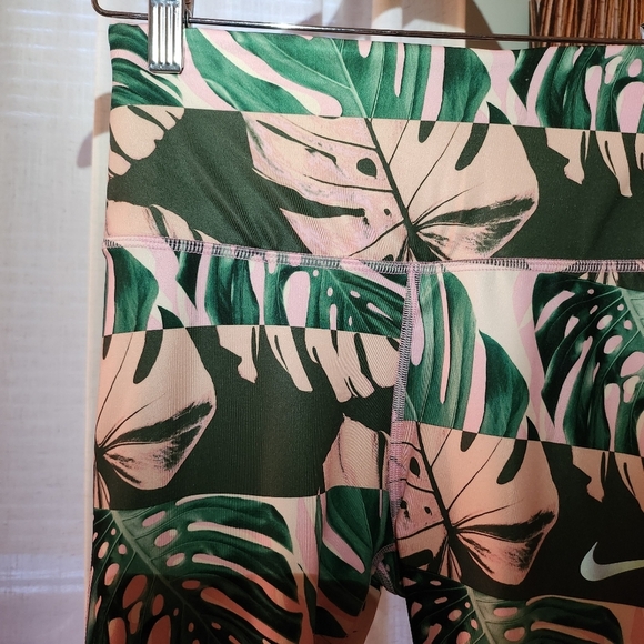 Nike‎ Dri fit Capri Tropical leggings - Picture 6 of 8